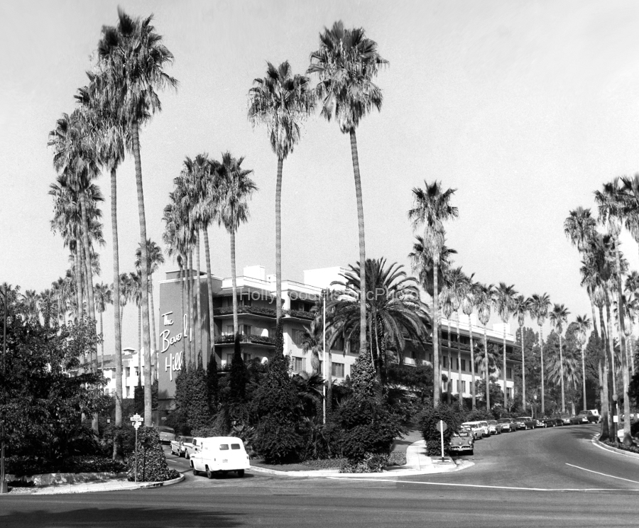 Beverly Hills Hotel 1960 wm.jpg